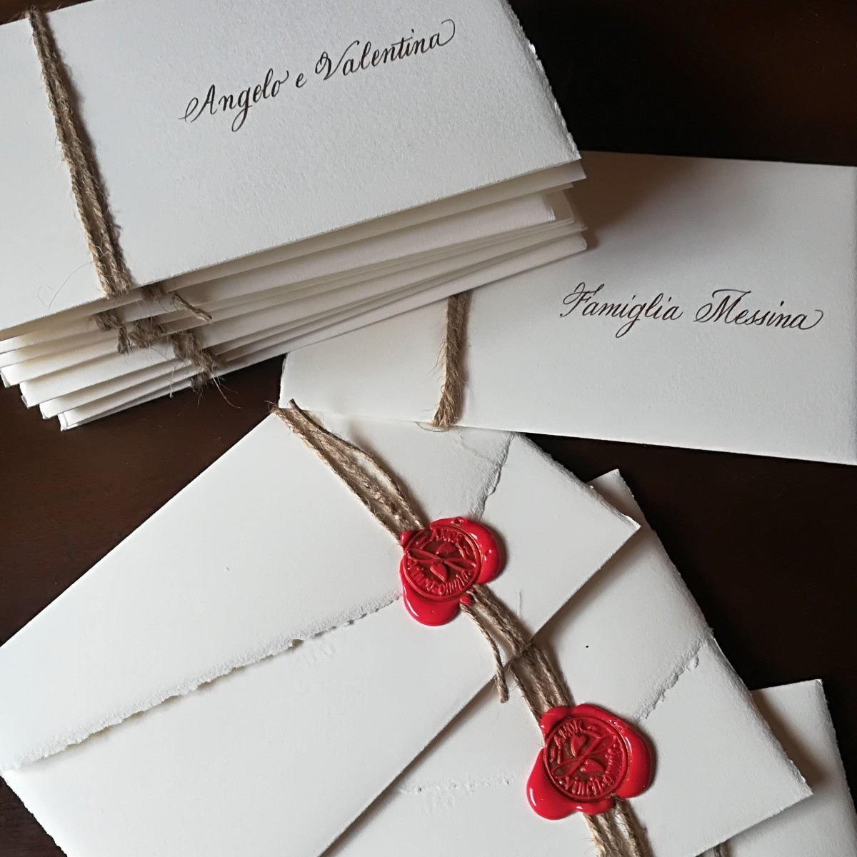 Buste personalizzate in calligrafia elegante per le partecipazioni e gli  inviti di matrimonio
