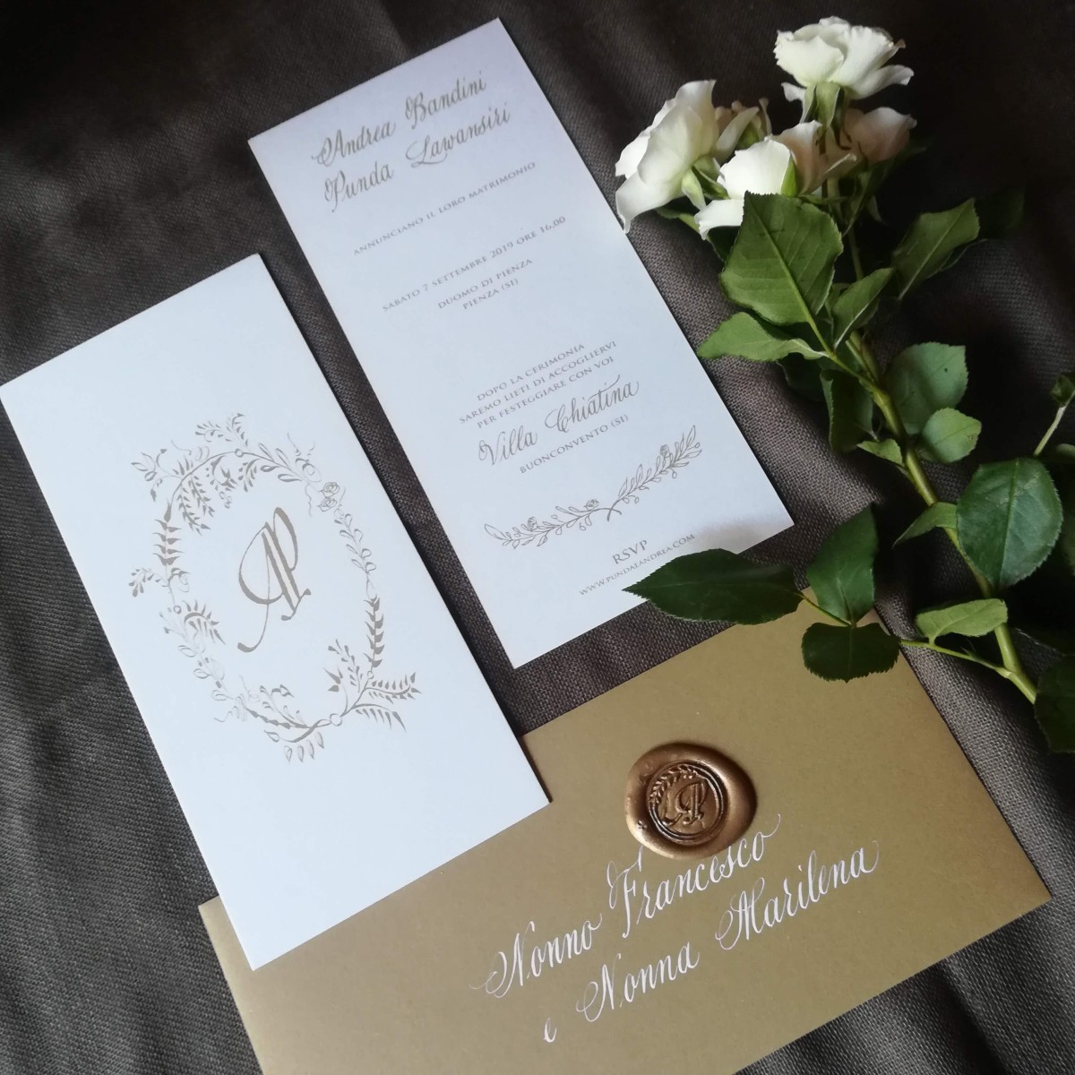 Buste personalizzate in calligrafia elegante per le partecipazioni e gli  inviti di matrimonio